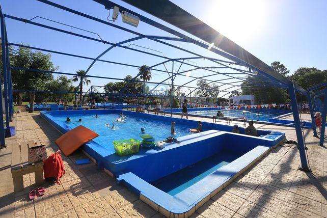 Las piletas del Club Paracao fueron un oasis cuando la térmica se acercó a los 40°. Foto UNO Diego Arias.&nbsp;