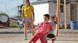 Talleres de deporte y arte para contener a los niños y jóvenes evacuados