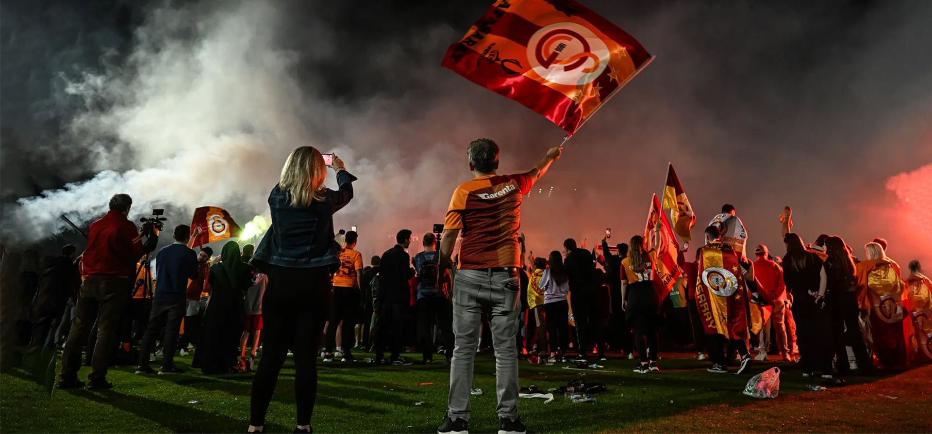 Estambul, Turquía. Los aficionados al fútbol del Galatasaray celebran su título de la liga turca. Fotografía: Agencia Anadolu/Getty Images Estambul, Turquía. Los aficionados al fútbol del Galatasaray celebran su título de la liga turca. Fotografía: Agencia Anadolu/Getty Images