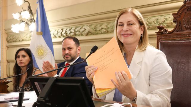 La presidenta del Senado con el texto de la reforma constitucional La presidenta del Senado con el texto de la reforma constitucional