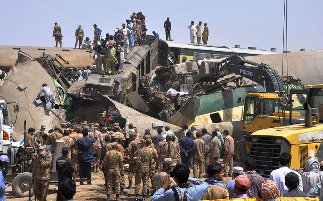 Soldados y voluntarios trabajan en el lugar de una colisión de trenes en el distrito de Ghotki en el sur de Pakistán. Dos trenes expresos chocaron en el sur de Pakistán