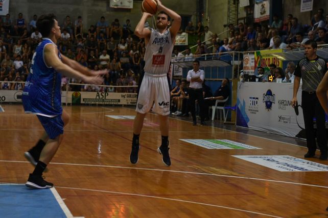 Clave. Maxi Yanson anotó 14 puntos.