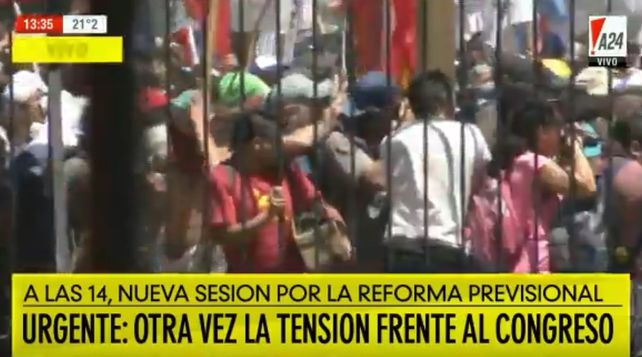 Graves incidentes entre manifestantes y la policía en cercanías del Congreso de la Nación