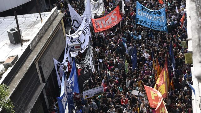 Una multitudinaria marcha cerró filas en defensa de la universidad pública