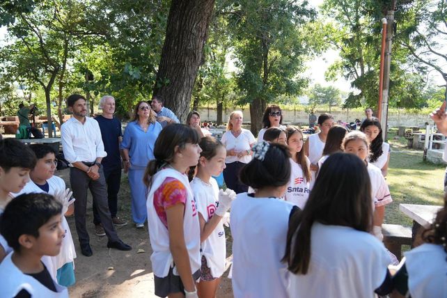 El gobernador Pullaro participó de la actividad de prevención del dengue.&nbsp;