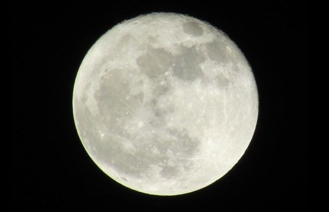 La Súper Luna de octubre brilló anoche con un tamaño más grande del habitual