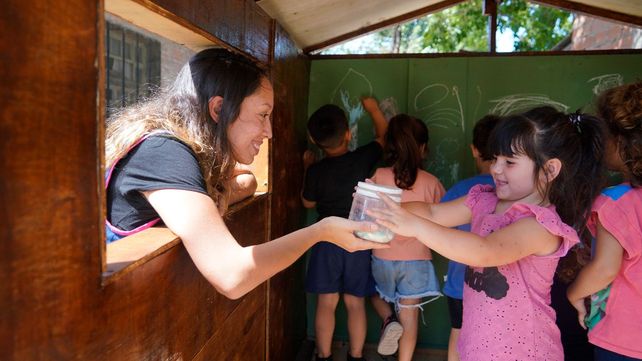 Una nena y su maestra en el jardín de la Escuela Champagnat.