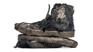 Balenciaga y sus nuevas zapatillas rotas que son un fenómeno de las redes