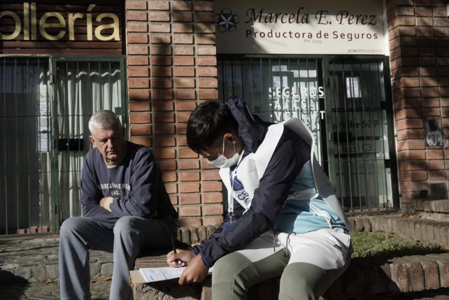 Un censista entrevista a un rosarino que prefirió realizar el censo personalmente.&nbsp;