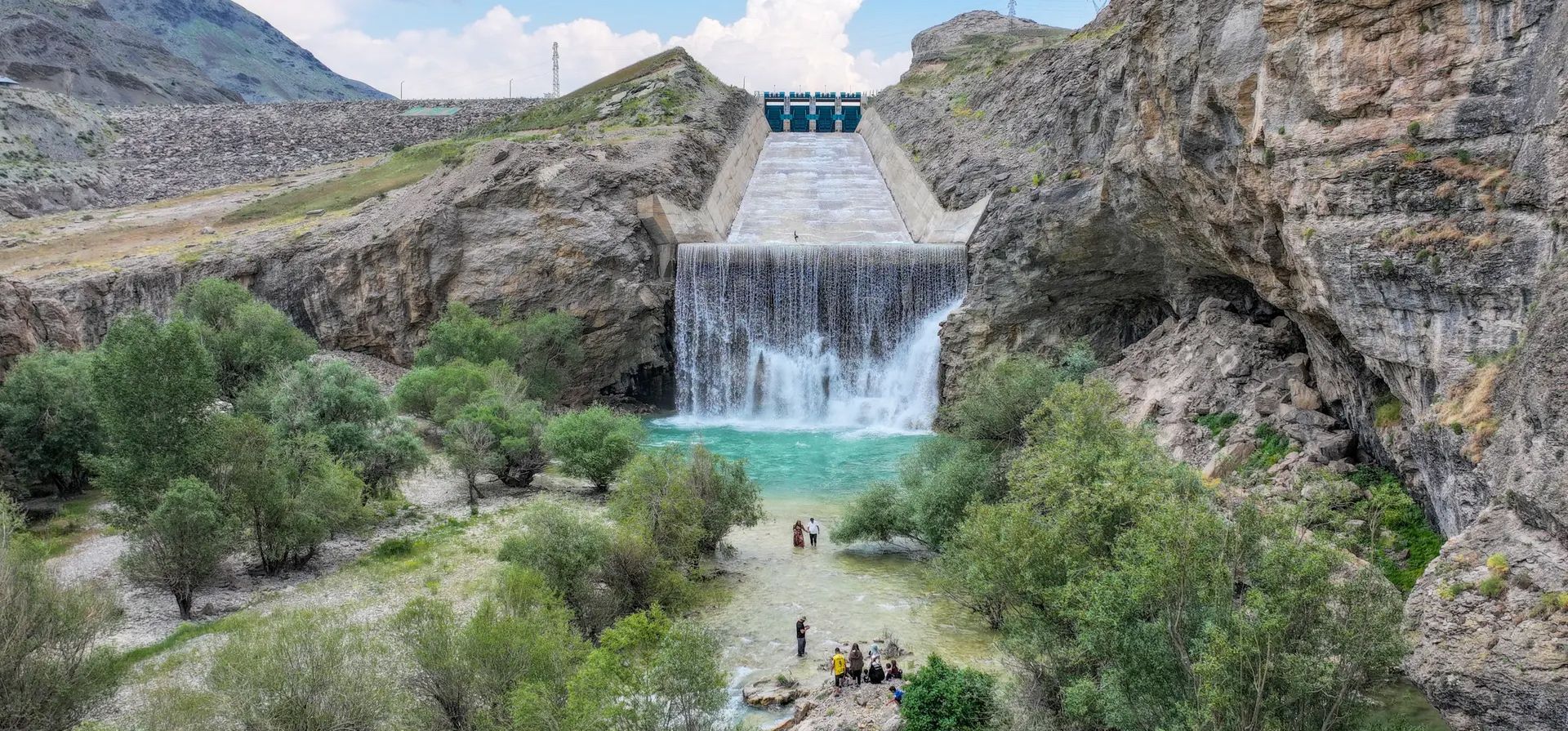 Los bañistas visitan una cascada artificial al final del canal utilizado para la descarga de agua en la presa de Zernek, donde el nivel del agua ha alcanzado el 100% debido a las recientes lluvias, Van, Turquía. Fotografía: Anadolu/Getty Images Los bañistas visitan una cascada artificial al final del canal utilizado para la descarga de agua en la presa de Zernek, donde el nivel del agua ha alcanzado el 100% debido a las recientes lluvias, Van, Turquía. Fotografía: Anadolu/Getty Images