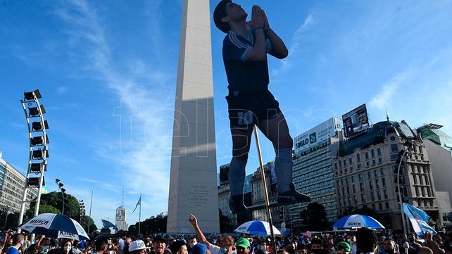 El desborde en la marcha por Maradona hizo retirar a Claudia, Dalma y Gianinna