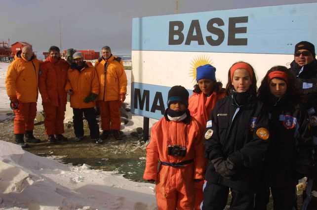 La foto fue tomada en marzo de 2004. La primera vez que el ciclo lectivo se inauguraba desde la base área Vicecomodoro Marambio.