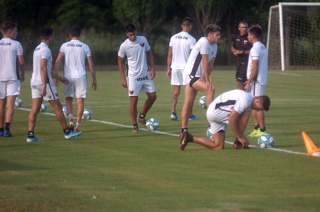 Un barra llegó ¡en moto! hasta la práctica para apretar al plantel de Colón