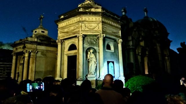 Un paseo nocturno por el lugar donde descansan los muertos