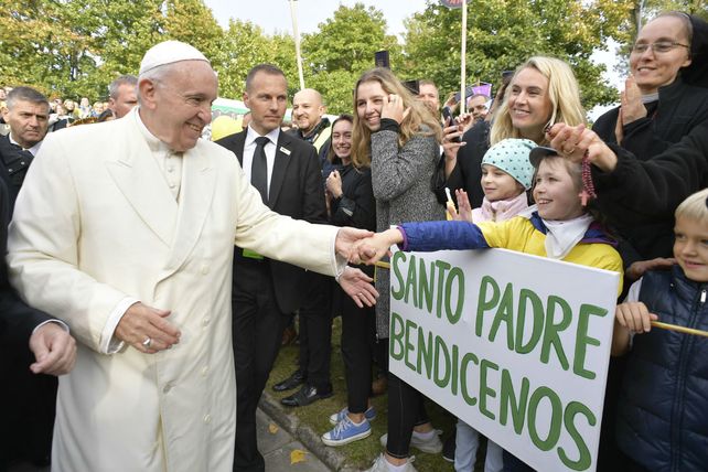 El Papa saluda ayer a gente de Vilna