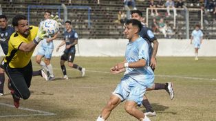 Brillante atajada del arquero de Atlas ante uno de los numerosos intentos de Argentino en el Olaeta.