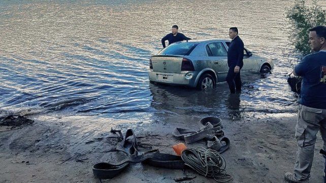 Colón: un auto robado apareció sumergido en el río Uruguay