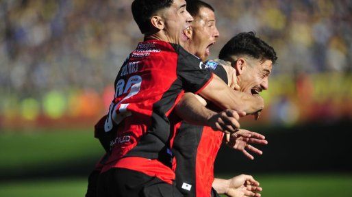Newells lo empató en un final dramático con un gol de Cóccaro, tras la revisión del VAR