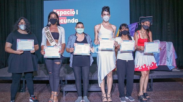 Los reconocimientos a 15 estudiantes que finalizaron y aprobaron la cursada correspondiente al primer año del Espacio Educativo Trans
