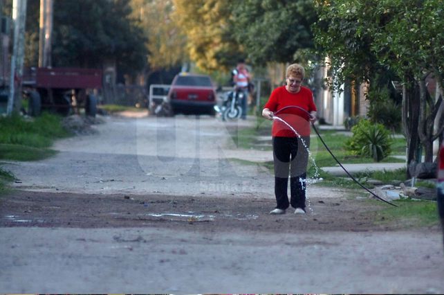 De tierra. Así son la mayoría de las calles en Altos del VAlle. Aseguran que hace años no se coloca material granítico.