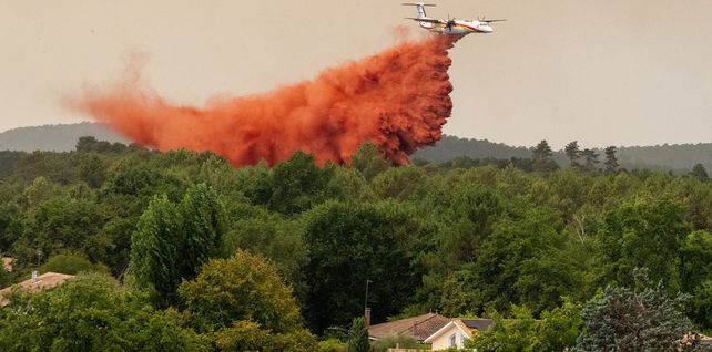 Un avión cisterna arroja agua mientras combate incendios forestales en la región de Lège-Cap-Ferret