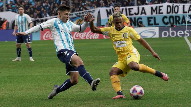 Jaminton Campaz intenta la individual en el partido ante Racing. El colombiano puede ser una pieza clave contra River.