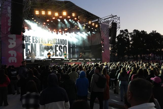 Fiesta en el Parque del Sur: Benjamín Amadeo hizo vibrar el Fan Fest en Santa Fe y este martes llegan Los Totora