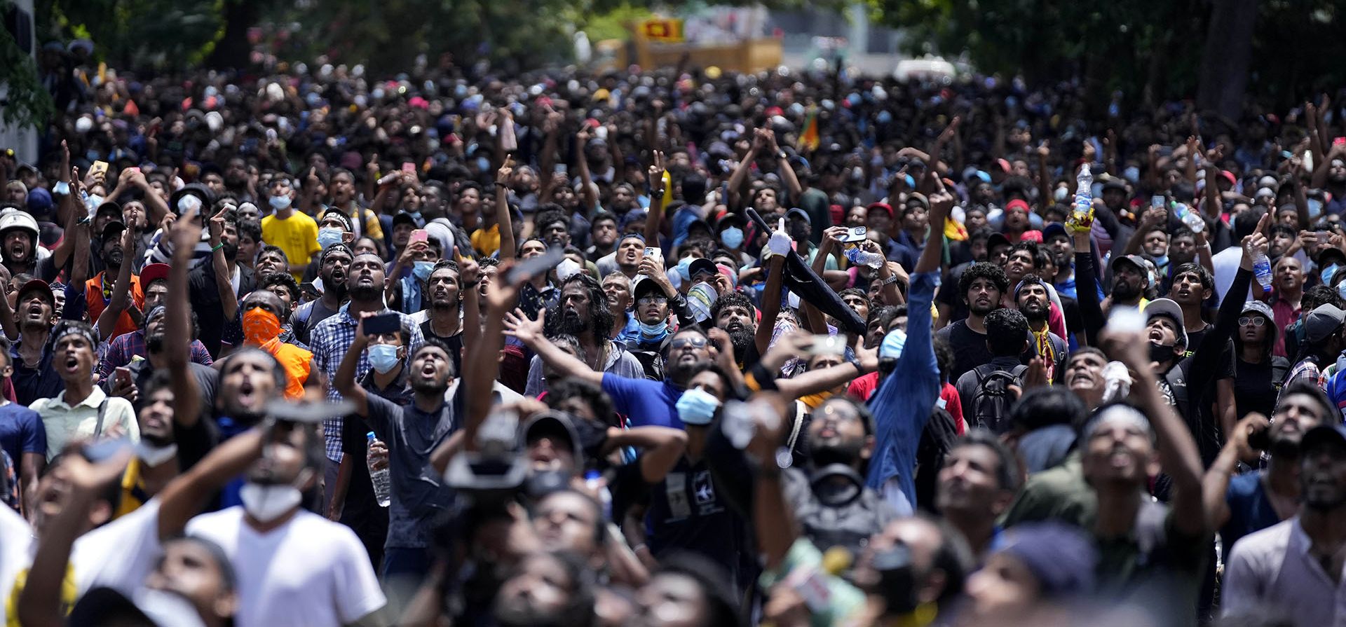 Manifestantes se reúnen para asaltar la oficina del primer ministro de Sri Lanka, Ranil Wickremesinghe, exigiendo su renuncia después de que el presidente Gotabaya Rajapaksa huyó del país en medio de la crisis económica en Colombo, Sri Lanka, el miércoles 13 de julio de 2022.