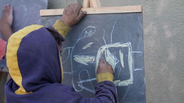 La escuelita rodante que invita a jugar en las calles de barrio qom