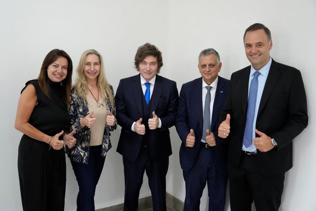 El jefe de Gabinete junto a Javier y Karina Milei