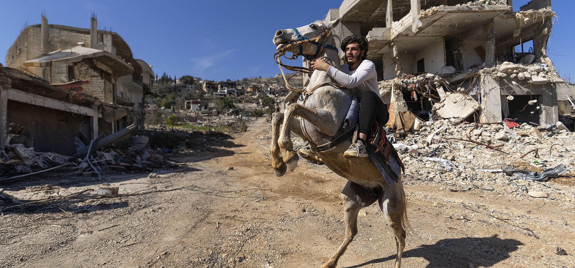 Un hombre libanés monta a caballo en una aldea destruida por una ofensiva aérea y terrestre israelí, en la ciudad de Kfar Kila, en el sur del Líbano, el martes 18 de febrero de 2025. (Foto AP/Hassan Ammar) Un hombre libanés monta a caballo en una aldea destruida por una ofensiva aérea y terrestre israelí, en la ciudad de Kfar Kila, en el sur del Líbano, el martes 18 de febrero de 2025. (Foto AP/Hassan Ammar)