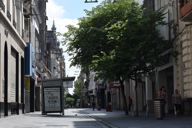 El centro de la ciudad en calma en el feriado por Día del Respeto a la Diversidad Cultural.