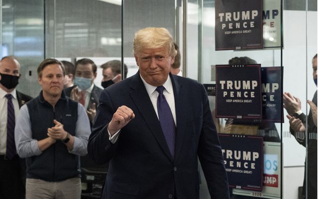El presidente Donald Trump llega para hablar en la sede de la campaña