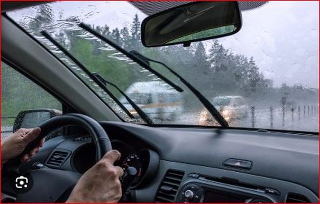 Ante las lluvias hay que tomar firme el volante del vehículo y conducir con precaución.