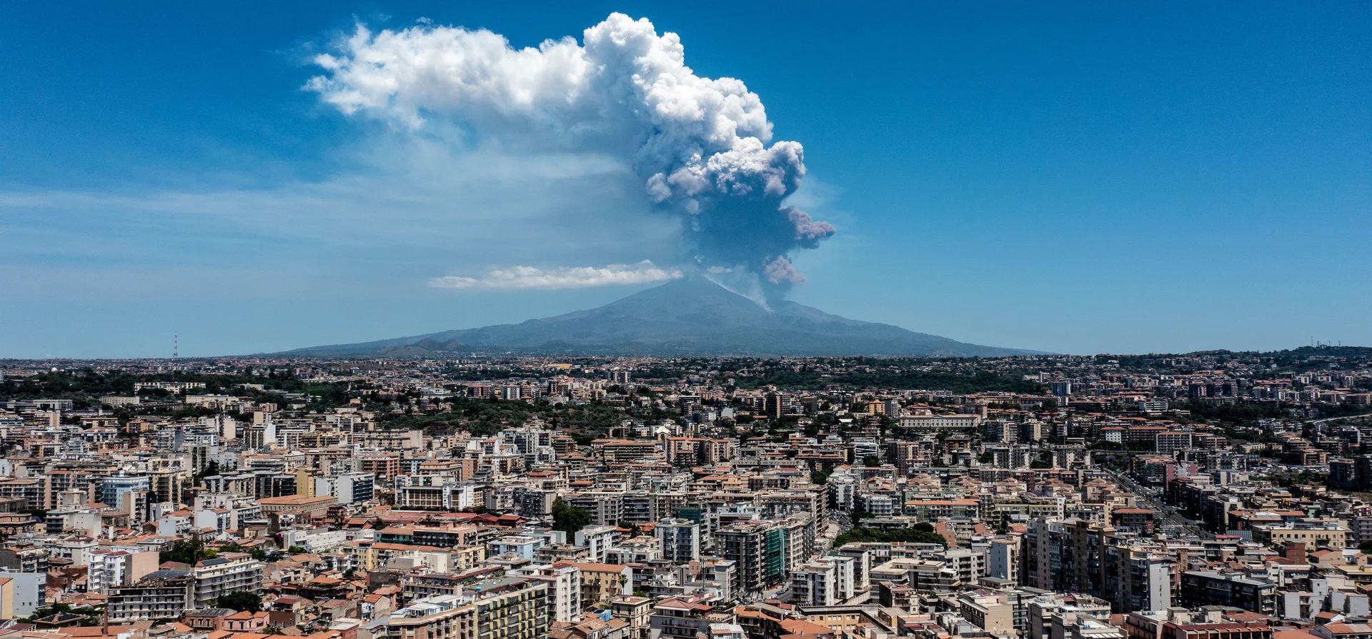 El Monte Etna exhibe una erupción estromboliana, con un penacho volcánico que se eleva desde el cráter sureste. Se ha emitido una alerta naranja de aviación, Catania, Italia. Fotografía: Fabrizio Villa/Getty Images El Monte Etna exhibe una erupción estromboliana, con un penacho volcánico que se eleva desde el cráter sureste. Se ha emitido una alerta naranja de aviación, Catania, Italia. Fotografía: Fabrizio Villa/Getty Images