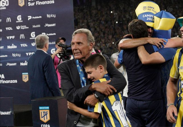 Miguel Ángel Russo se emociona hasta las lágrimas mientras abraza a su nieto el día de 