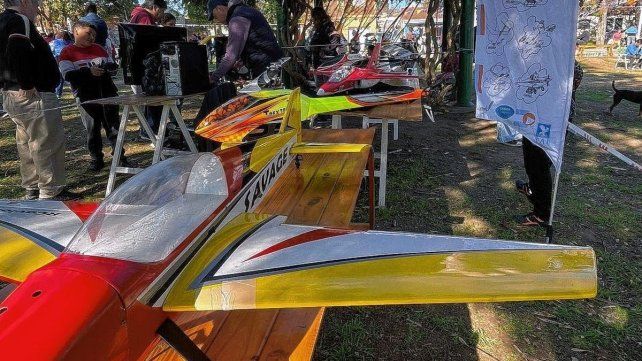 Los amantes del aeromodelismo reunidos en el Aeroclub de Paraná.