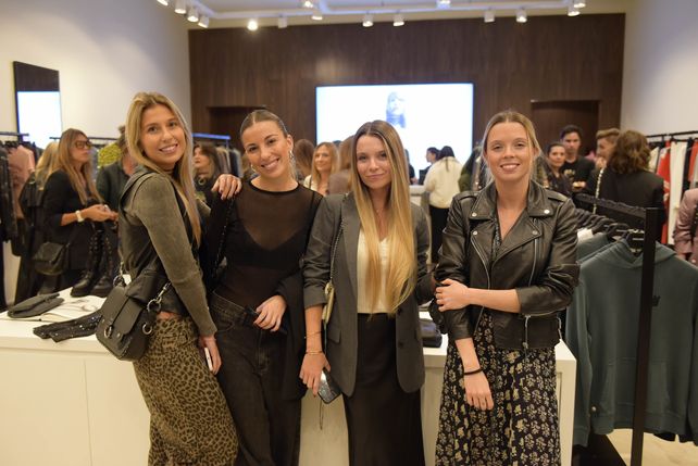 Clientes de la marca en la inauguración  