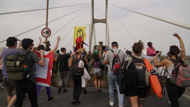 El fuerte reclamo por el humedal y por el cese de las quemas, en imágenes