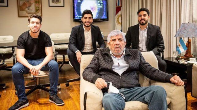 Facundo Moyano con su padre y hermanos
