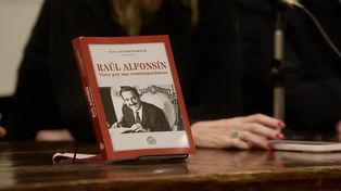 Este miércoles se presenta en Paraná Raúl Alfonsín, visto por sus contemporáneos, una compilación de 32 personas que retratan al expresidente radical.