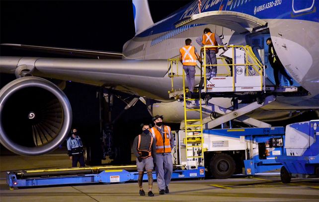 Coronavirus: arriba el vuelo de Aerolíneas Argentinas con 500.000 dosis de la vacuna Sputnik V