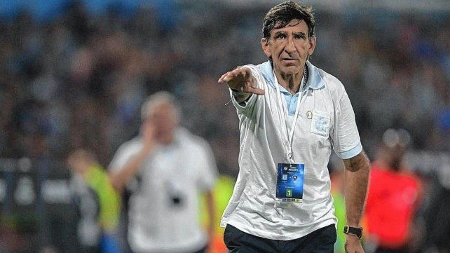 Gustavo Costas tiene varios problemas en Racing para armar el equipo que visitará a Independiente. Gustavo Costas tiene varios problemas en Racing para armar el equipo que visitará a Independiente.