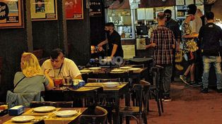Provincia adelanta el cierre de bares y negocios y solo dejará circular a esenciales