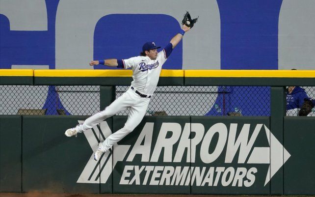 El central de los Texas Rangers DJ Peters atrapa un jonrón solitario de Luis Torrens de los Marineros de Seattle durante la novena entrada de un juego de béisbol en Arlington, Texas.