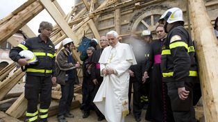 El papa Benedicto XVI visit&oacute; la zona del sismo en Italia