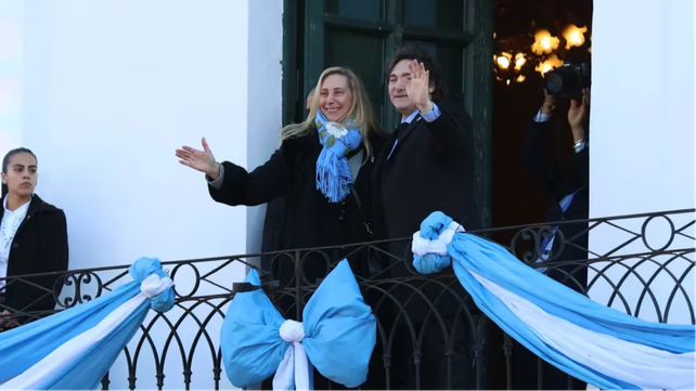 Karina Milei y Javier Milei salieron a saludar al balcón del Cabildo de Córdoba antes de que el presidente comience su discurso.