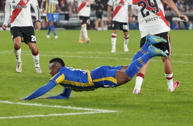 Jaminton Campaz viene de hacer un buen partido ante River. Un par de días después desató un conflicto en Central.