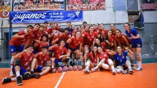 Todos juntos. Fueron con el mismo sueño y volvieron con el objetivo cumplido. Rosario ganó el Interasociaciones Sub 18 en varones y mujeres.