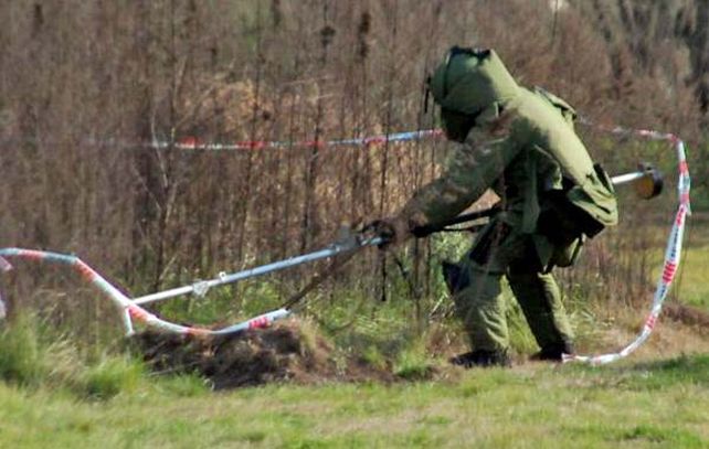 Un efectivo de la División Explosivos hará detonar el artefacto que fue encontrado en la ciudad bonaerense. (Foto; Gentileza El Debate).